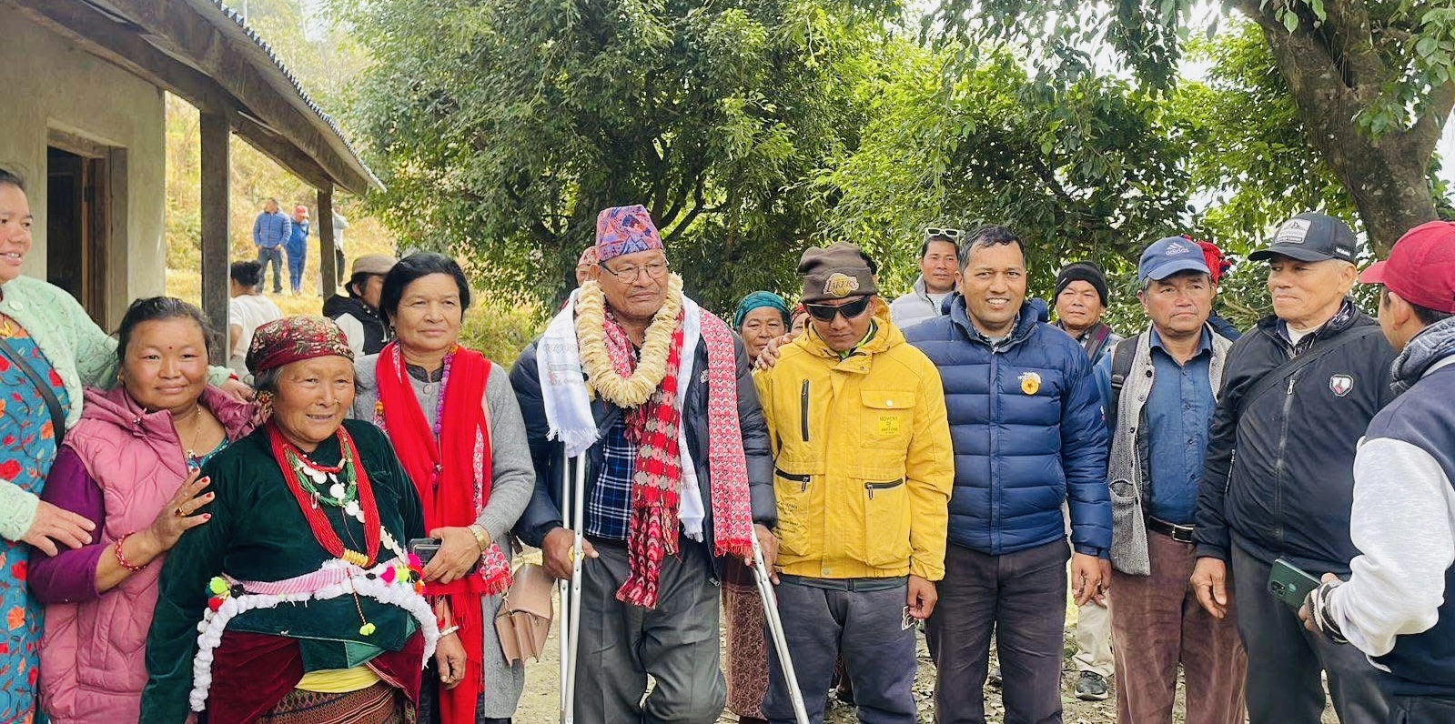 जनयुद्धको घाइते शरीर र स्वास्थ्य समस्याका बाबजुद रामबहादुर भण्डारी धादिङको उत्तरी क्षेत्रमा मतदाता भेटघाटमा