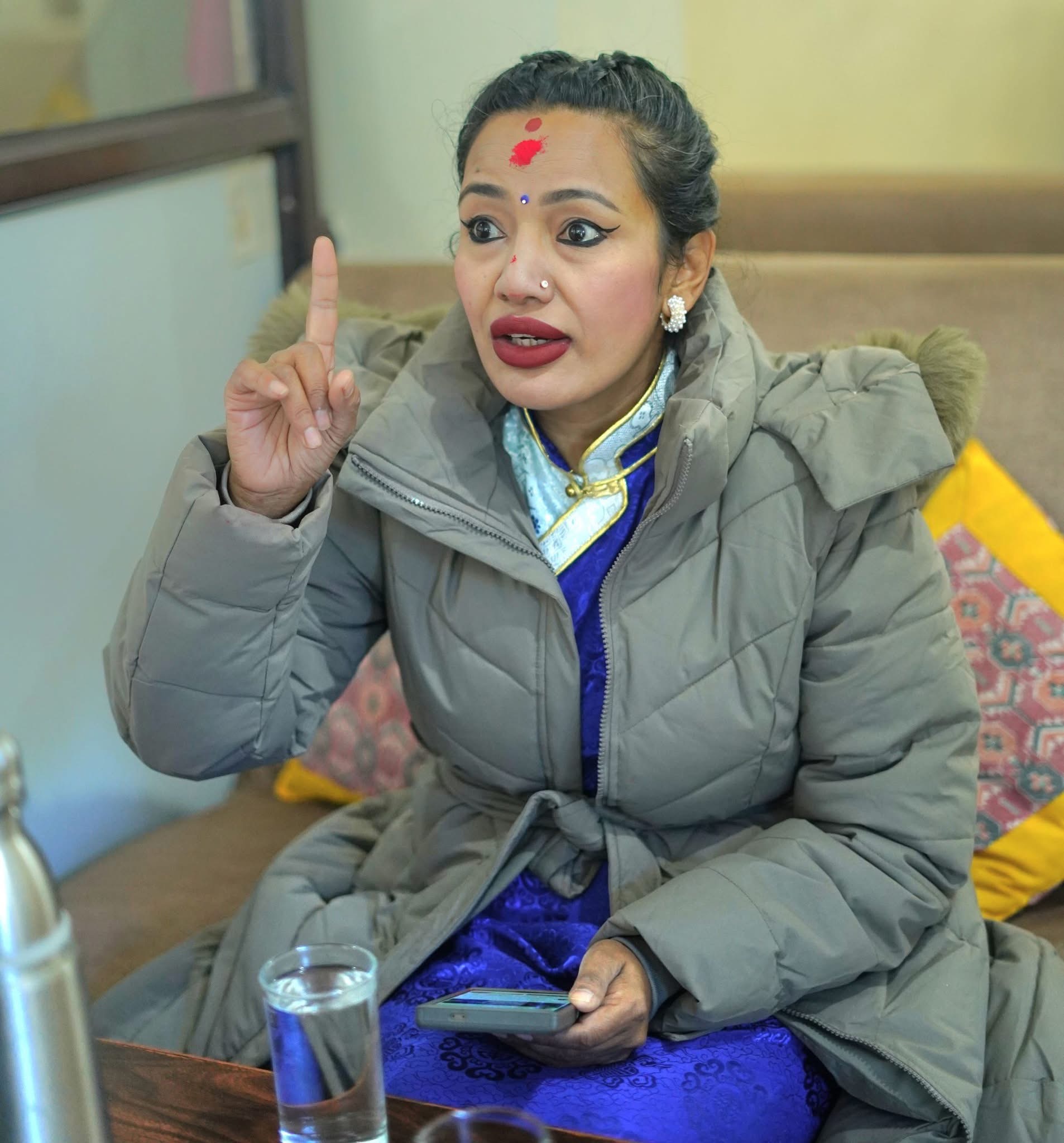 उम्मेदवारी फिर्ता गर्न निर्वाचन अधिकृतलाई आशिकाको फोन