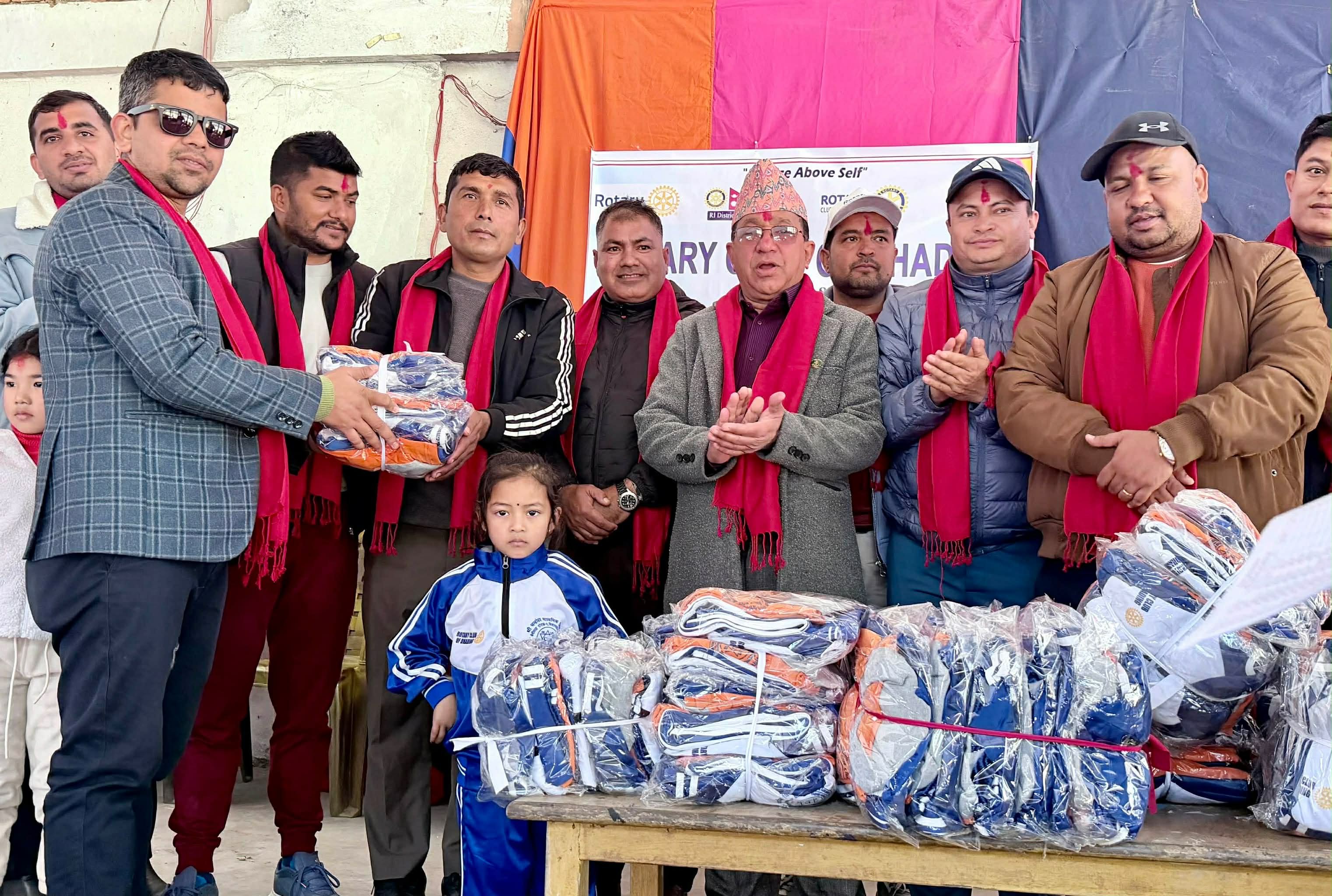 धादिङमा रोटरी क्लबले १६९ बालबालिकालाई न्यानो कपडा वितरण